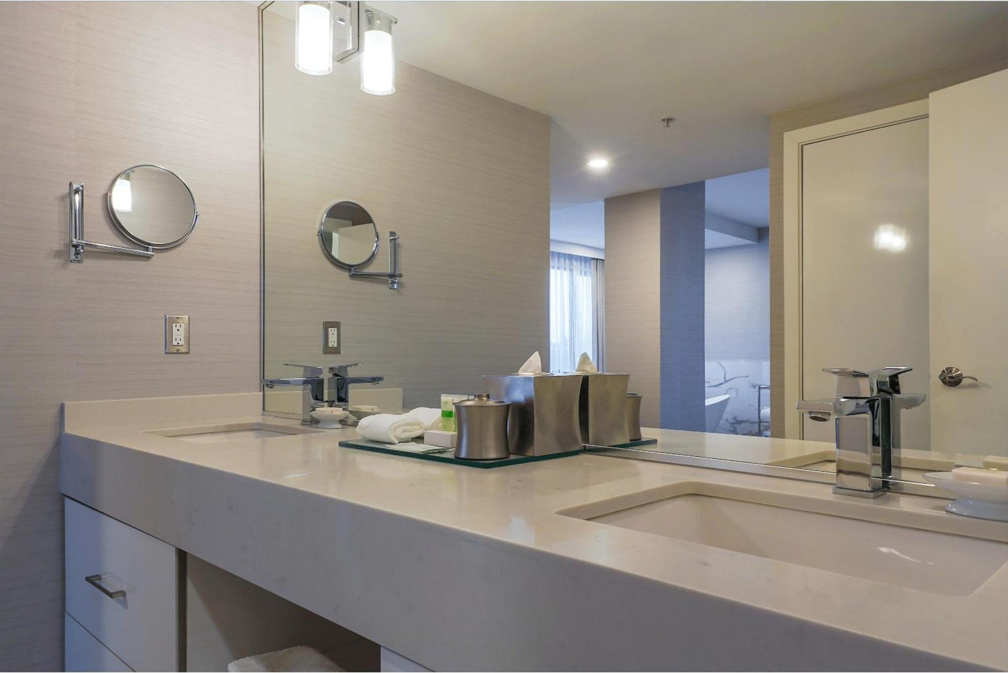 Executive Plaza & Conference Centre, Metro Vancouver Hotel 4*
